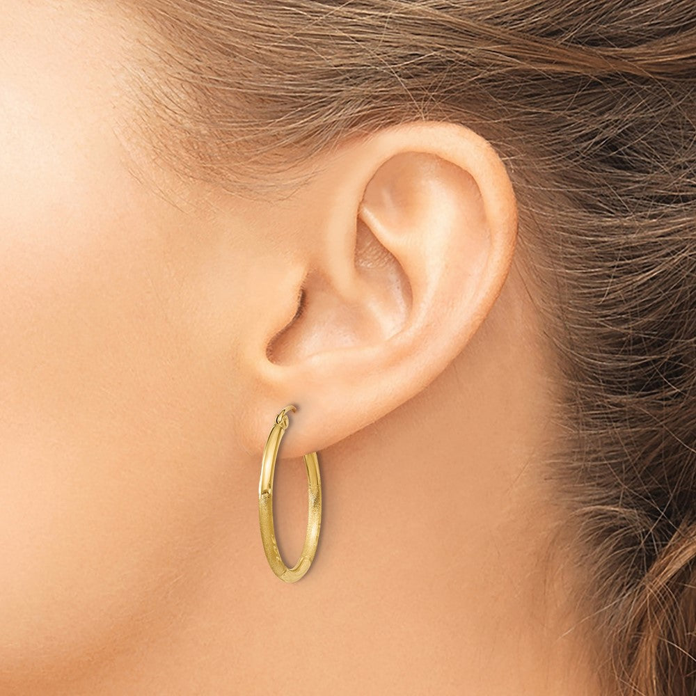14K Yellow Gold Satin And D/C 2mm Round Tube Hoop Earrings