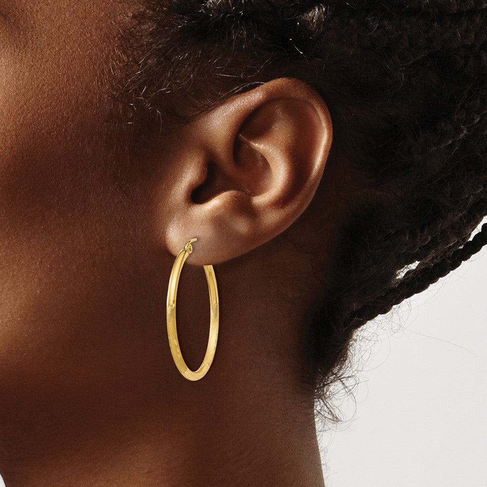 14K Yellow Gold Satin And D/C 2mm Round Tube Hoop Earrings